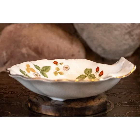 Wedgwood Wild Strawberry Shell Dish with Box | Vintage Bone China Trinket Dish - Picture 5 of 16